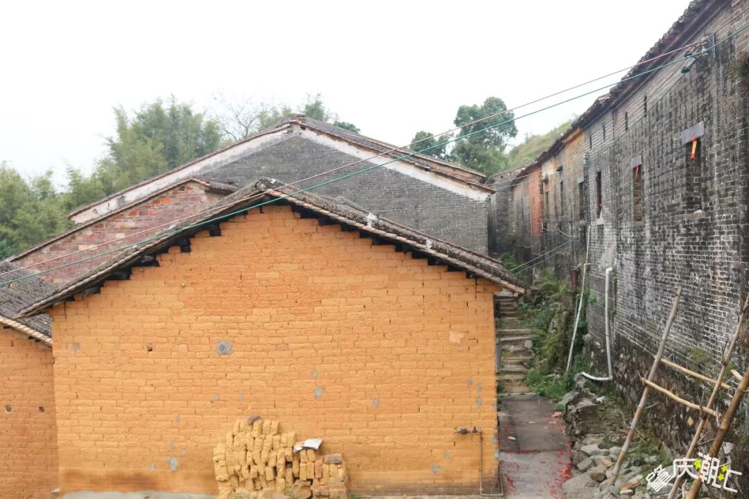 黄土砖村屋与青石铺就的小路