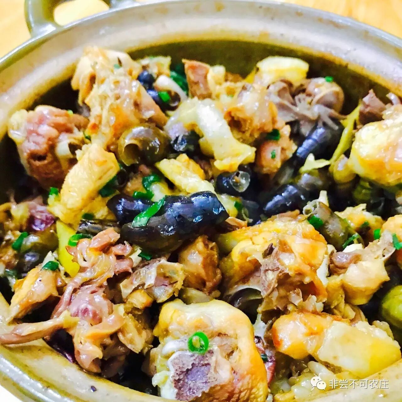 山坑螺又是一道山区的特色食材,但凡像田螺,石螺等,体内都带有沙泥或