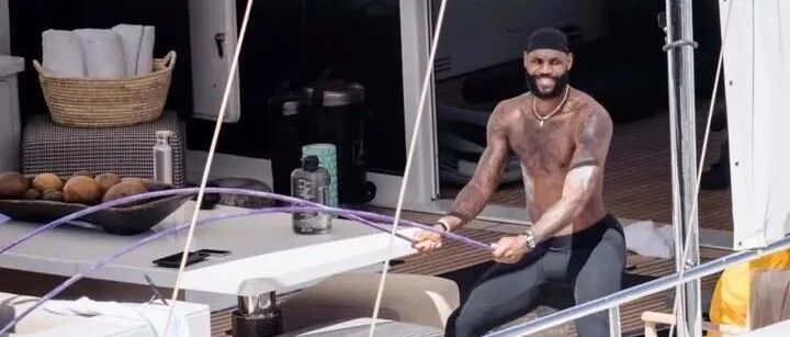 表面度假实则偷偷训练，糟老头子坏得很