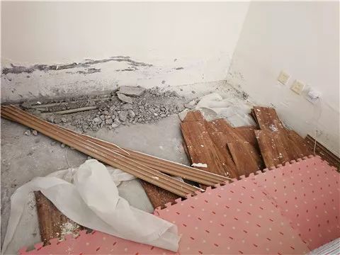 方形木地板|地暖管道裂口,青岛一业主家中被淹,木地板被泡!建筑方霸气回应:无法赔偿