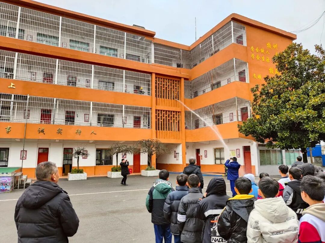 纳雍县第八中学开展消防应急逃生演练