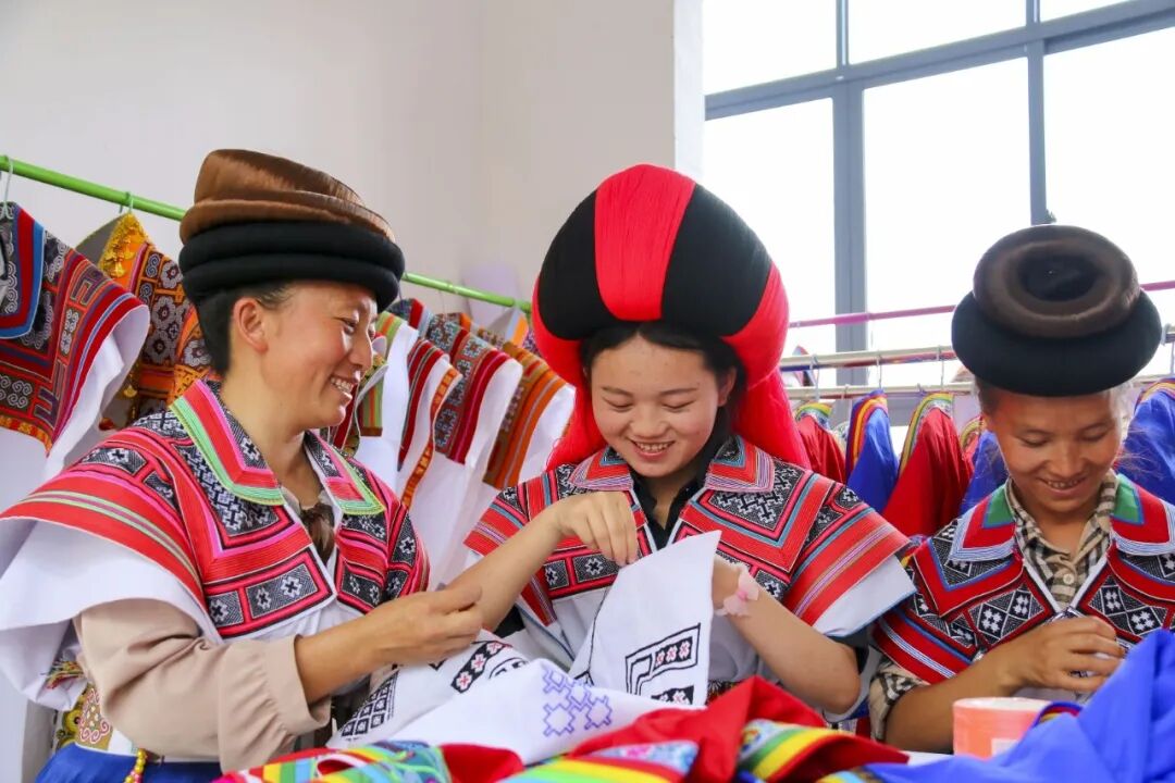 纳雍::苗族服饰"绣"出新生活
