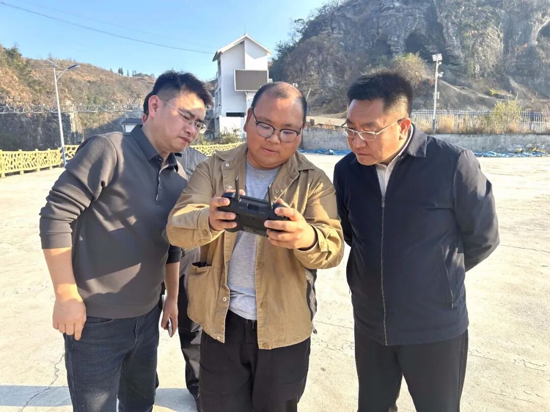 禄斌到国有纳雍林场总溪河开展巡林巡河工作