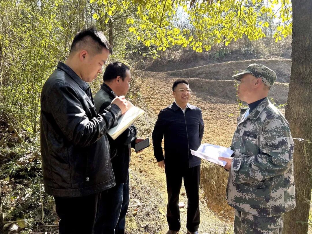 禄斌到国有纳雍林场总溪河开展巡林巡河工作