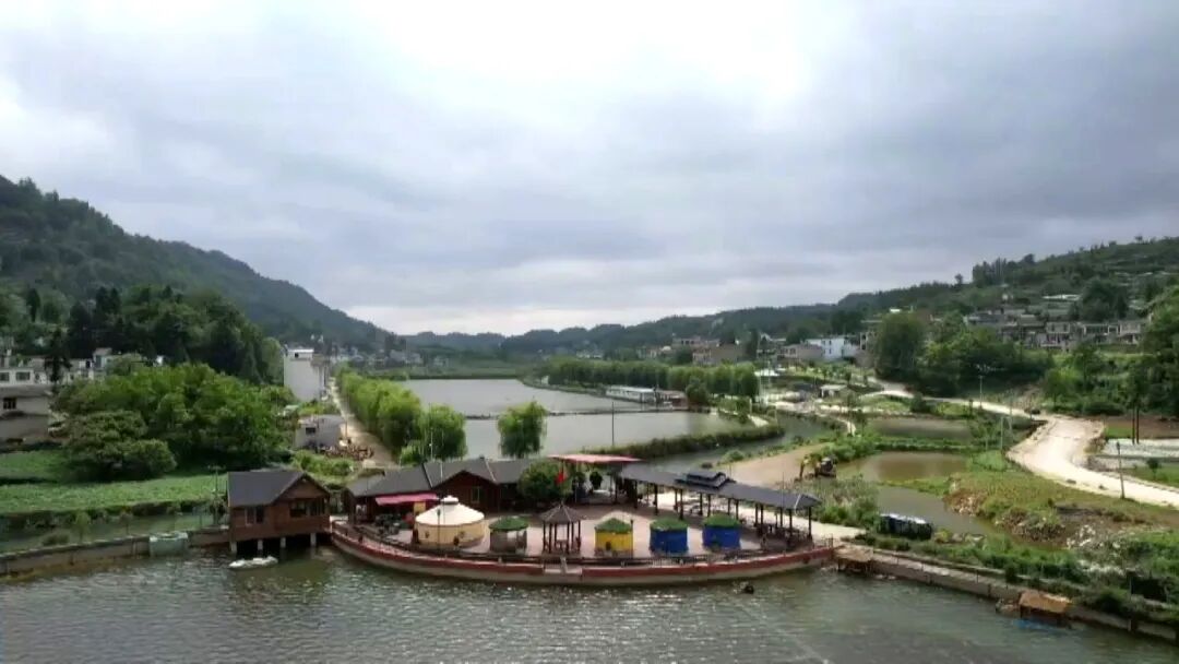 纳雍县龙场镇新塘村:风光无限好 赏景正当时