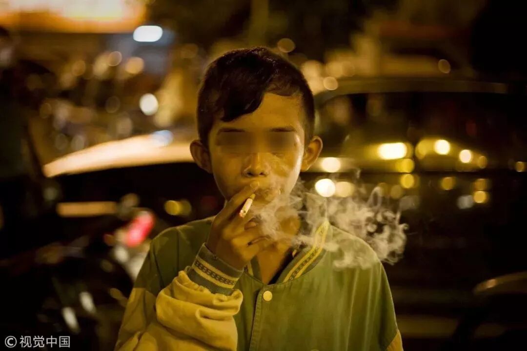 父亲称烟瘾犯了去抽烟,儿子吵着要吃的,他就顺手把烟塞给了孩子,没