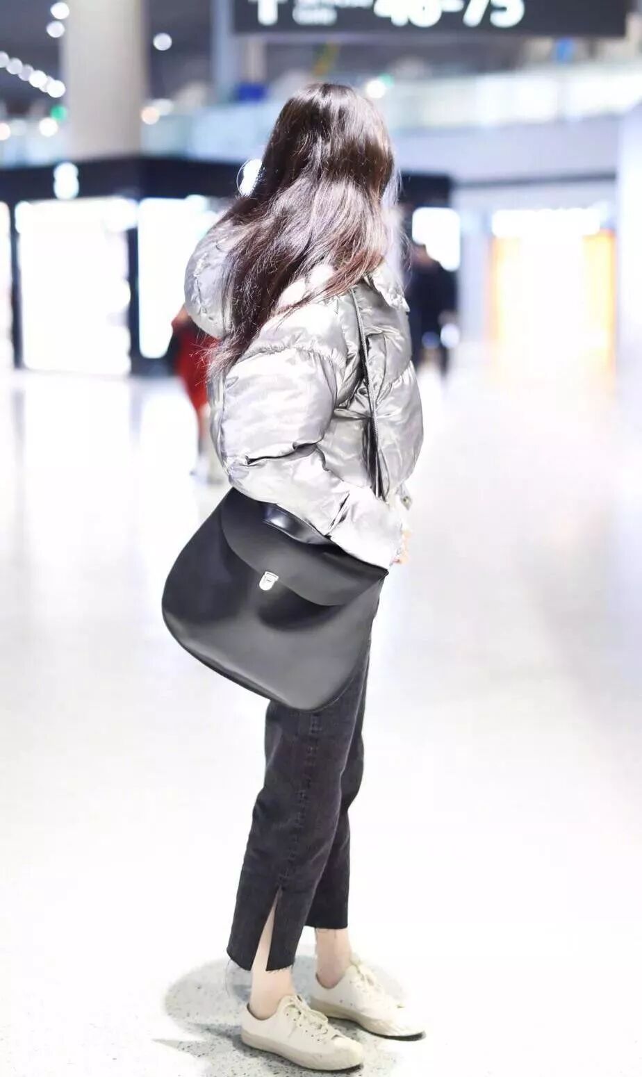 倪妮穿上了银色的短打羽绒服,下身搭配简单的黑色牛仔裤,脚踩帆布鞋