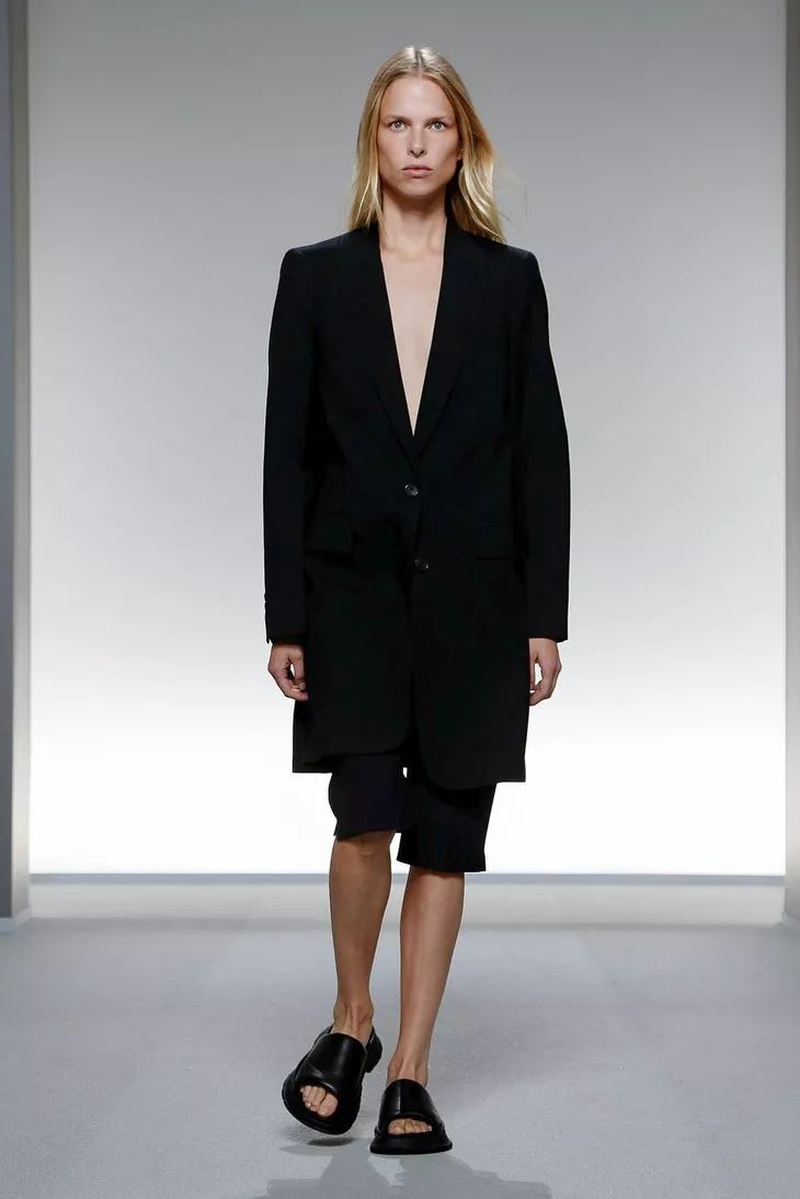 不僅小黑裙，Givenchy這條破洞牛仔褲我也想要擁有！ 時尚 第39張