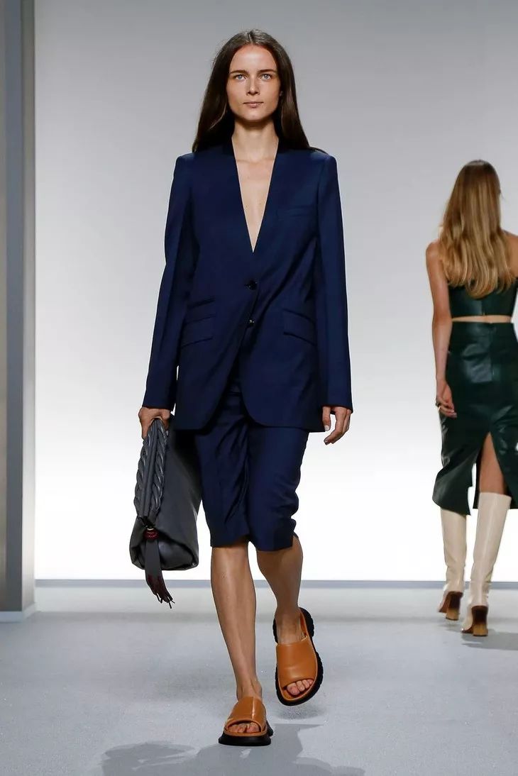 不僅小黑裙，Givenchy這條破洞牛仔褲我也想要擁有！ 時尚 第38張