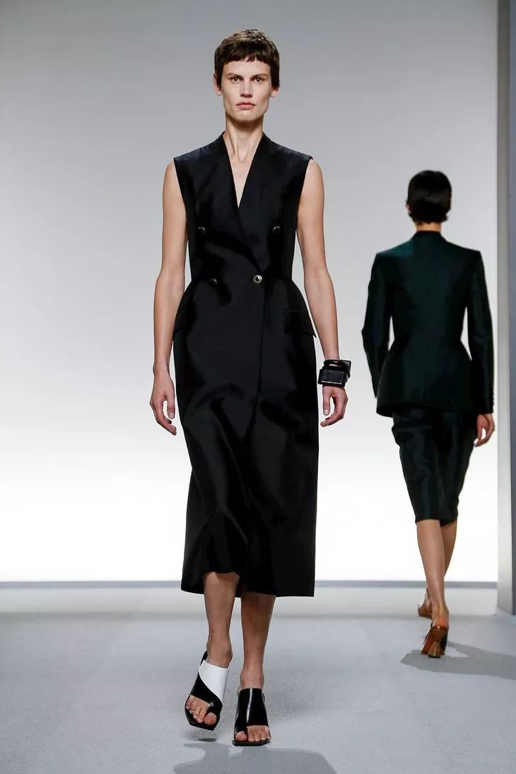 不僅小黑裙，Givenchy這條破洞牛仔褲我也想要擁有！ 時尚 第44張