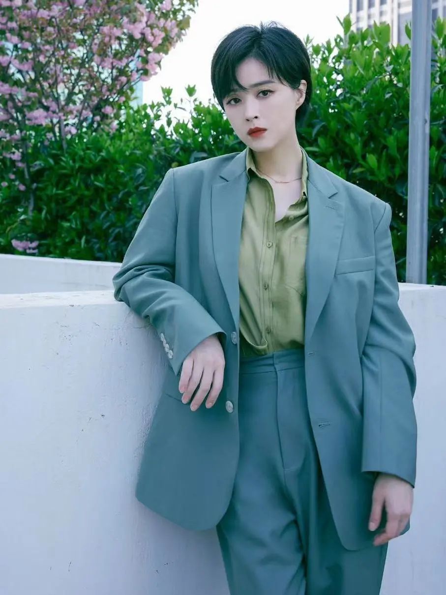 背很厚的女孩，是怎么“活”过夏天的？