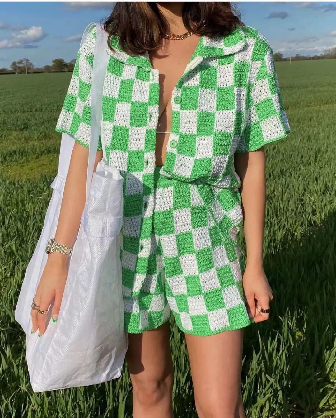 背很厚的女孩，是怎么“活”过夏天的？