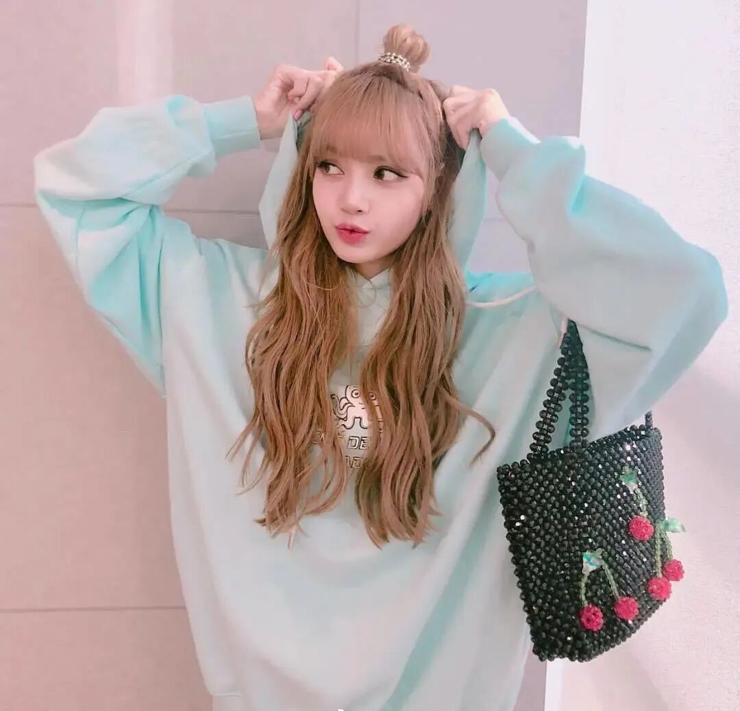 看到lisa背的编织包 我发出了虞书欣式哇哦 时尚芭莎 微信公众号文章阅读 Wemp