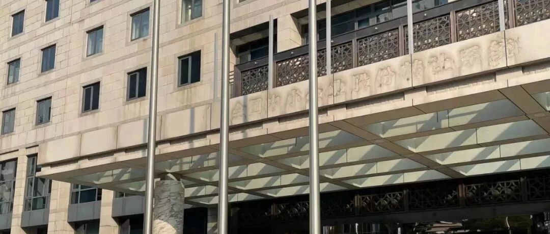 北交所即将开市？现场直击全国股转公司换牌子，工人紧急施工中