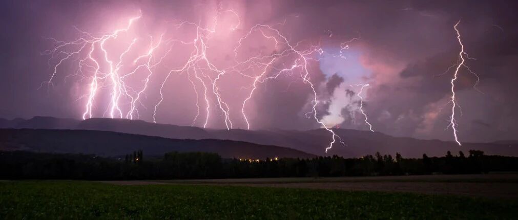 30万股民懵了！800亿巨头爆雷，一字跌停！科创板狂涨3%，锂电股涨停潮：10000亿巨头来了…