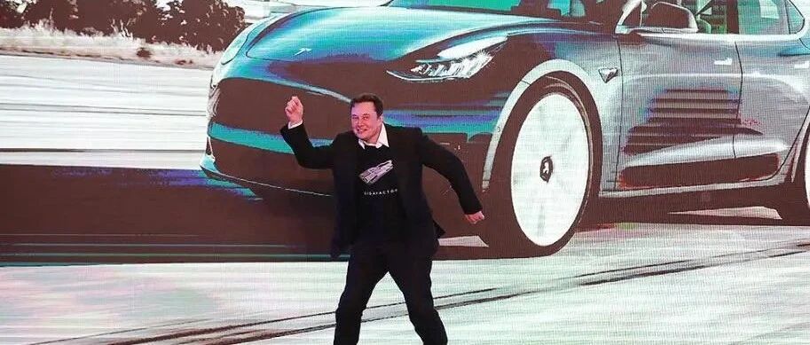 彻底疯了！突发重磅利好，特斯拉一夜狂飙13%！市值破万亿美元，马斯克赚翻了！但斌嗨了：希望A股也跟上！三大新能车暴涨650亿