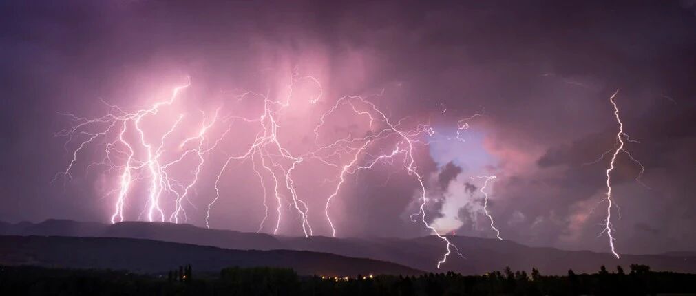 深夜突发！1500亿白马闪崩暴跌，基金副总怒怼：高频量化割韭菜，市场无宁日！5000亿巨头大动作，吞并另一家上市公司