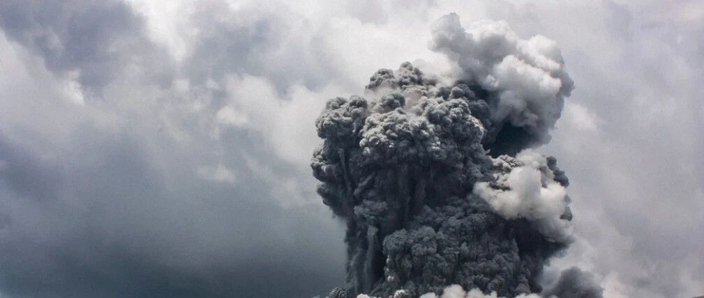 闪崩！300亿大牛股突然跌停，机构席位"大交锋"，发生了什么？