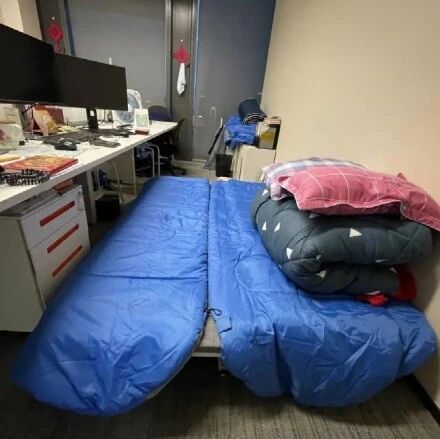 刚通报！1565+7090，上海大暴发！深夜紧急逆行，券商机构上演“行业时速”，战疫26000分钟！“爸爸，我想你了...”