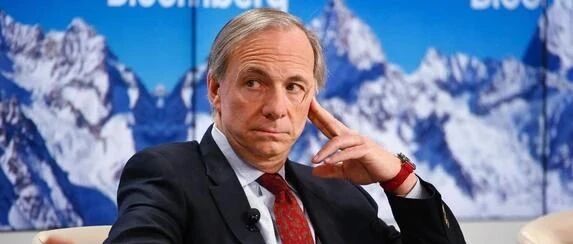 达里奥跌下"神坛"？桥水大裁员，业绩也不行了，更有2000亿规模大缩水！