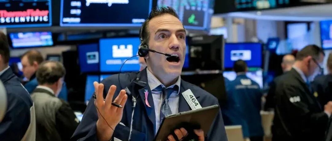 突发！拜登宣布重磅消息！美股突然大跳水，黄金也崩了！原油大利空！最惨中概股狂跌40%，发生了什么？