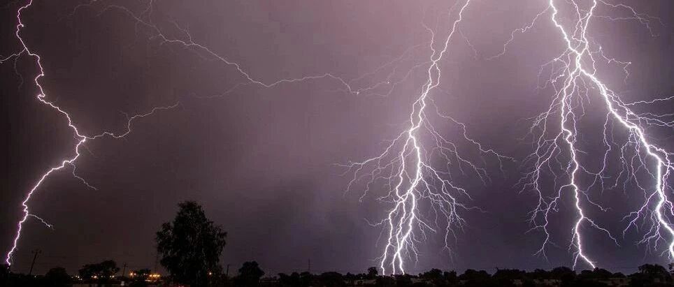 突发闪崩！三股连吃3个“一字”跌停，配资平台被查、还是“杀猪盘”引发的血案？！