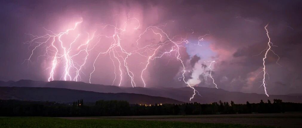 突发！新增两地高风险！刚刚，医药地产崩了：4000亿白马暴跌8%！恒大突然停牌，发生了什么？巨头暴涨36%，创始人身家达500亿