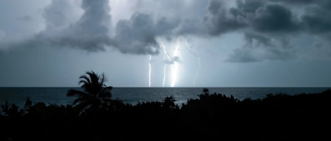 深夜惊魂！美股突发闪崩：一度暴跌800点，纳指狂泻5%，苹果、特斯拉等科技股跌惨了！特朗普要慌了？