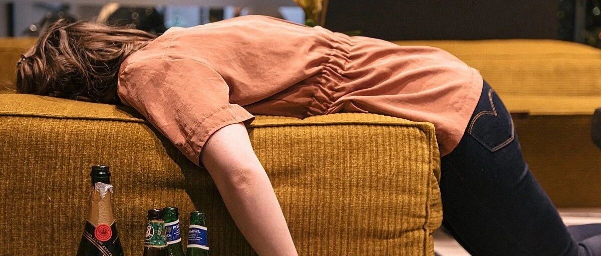 股民炸锅！白酒股突然崩了，满屏跌停！爱有多销魂就有多伤人！药茅、油茅也崩了！基金经理朋友圈晒学历，刷屏了！