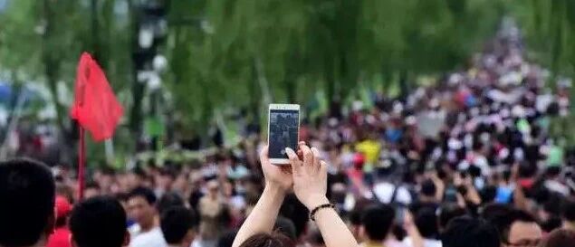 外媒彻底酸了！这个长假，“报复性”旅游、看电影、结婚全来了！跑腿代排队也火了，万亿巨头3天暴涨1500亿！