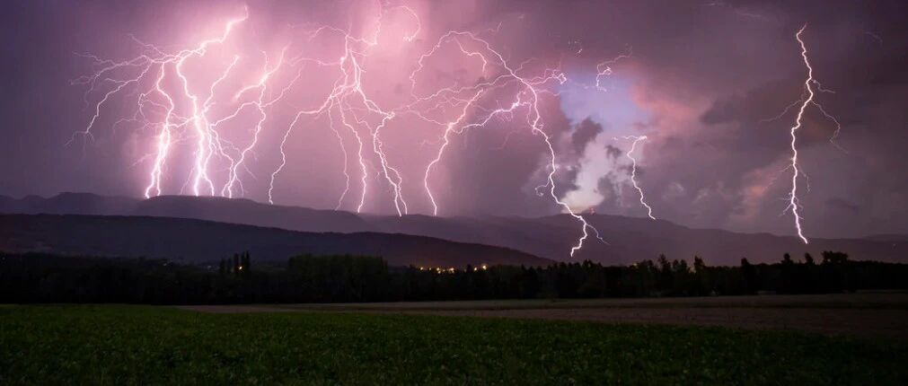 突发爆雷！翻倍大牛股"一字跌停"，700亿券商大跌！白酒股突然拉升，暴涨超4%；华为重磅消息，概念股大涨…