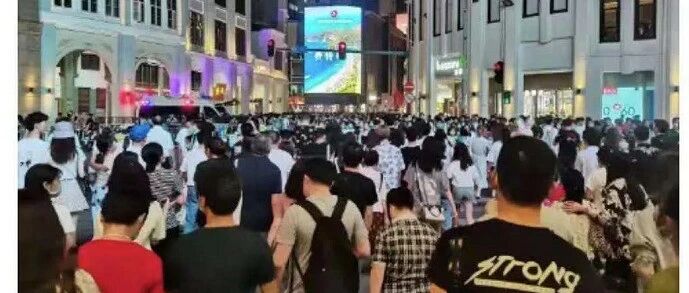 人太多!游客大喊退票、排队5小时就玩2分钟、泰山紧急辟谣..这类消息霸屏了!