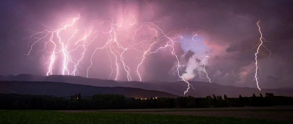 突然崩了！刚刚，6万亿科技巨头暴跌22%，发生了什么？突发大风暴，这板块全线崩塌！只进不出！深圳一地深夜紧急通告！北京一医院停诊
