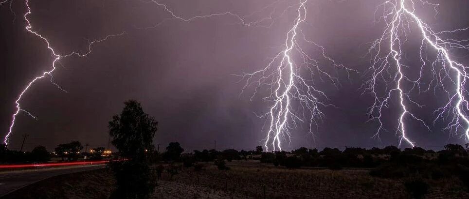 发生了什么？刚刚，茅台暴跌1200亿：白酒股狂跌！电力大牛股闪崩跌停，片仔癀也崩了，最强妖股又涨停…