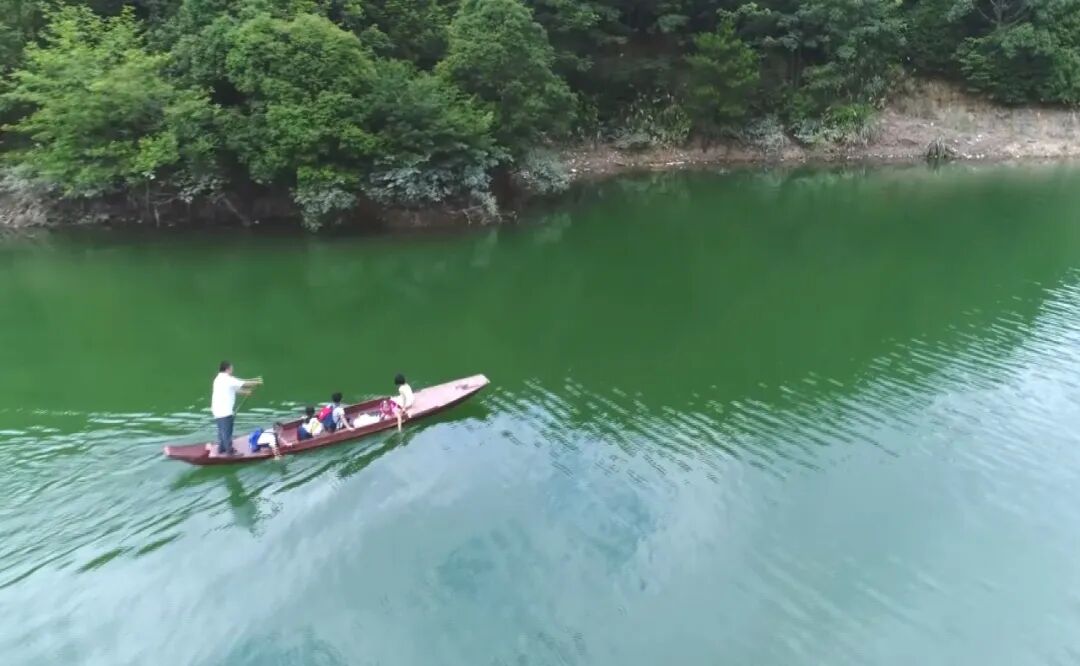 手摇船橹护送学生,他是梦想的"摆渡人" | 新时代"中国好人"故事