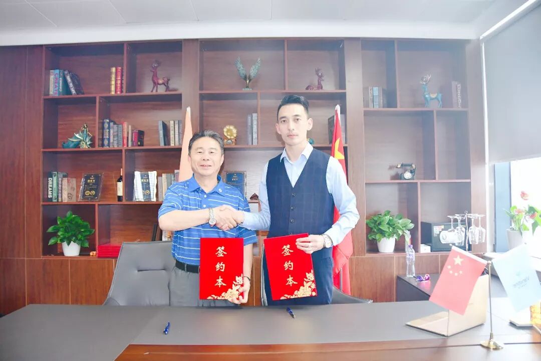 热烈祝贺梵斯汀珠宝北京市丰台区旗舰店成功签约！