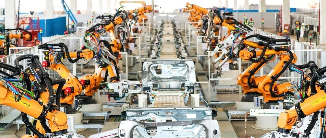 揭秘恒大“黑灯工厂”，满屏“钢铁侠”