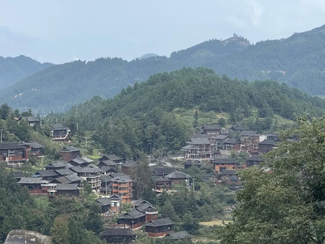国庆假期订单排满！外地游客“扎堆”来西江当银匠
