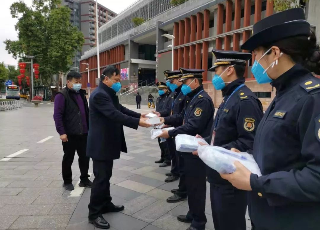 書記陳勇,黨工委委員劉傳印等相關領導代表街道黨工委,分別在兆祥公園