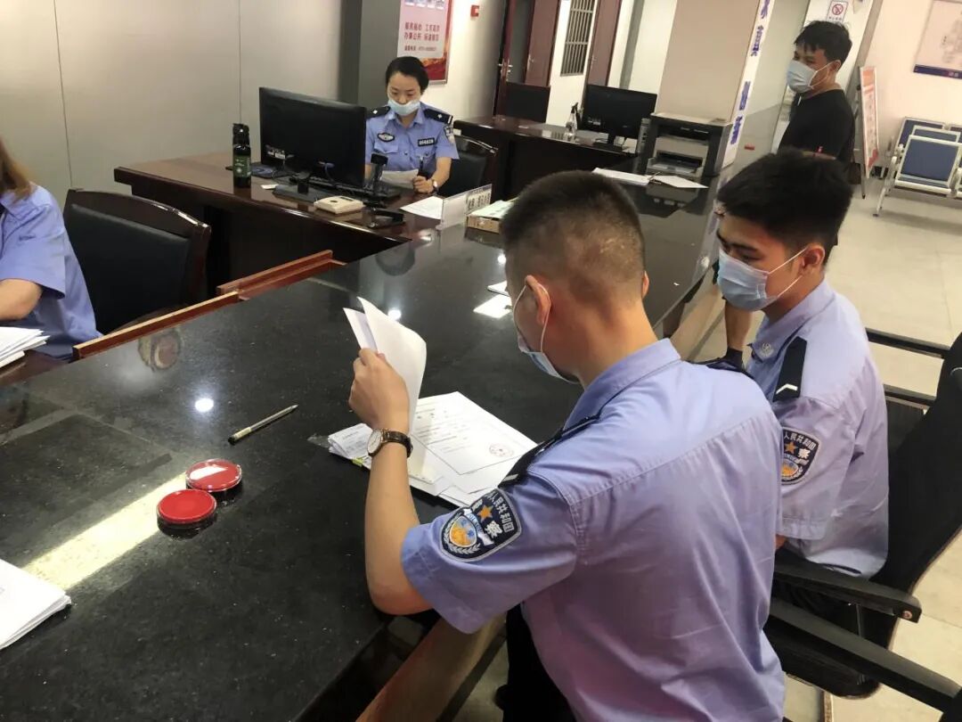 学警邱湘粤协助民警整理手续材料06陈铭——岳塘公安分局岳塘派出所半