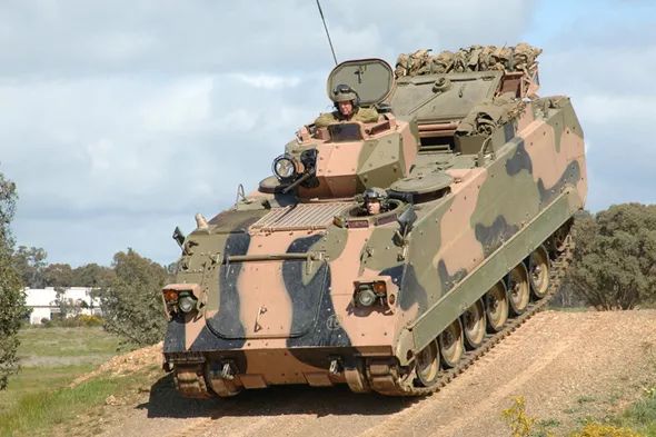 英国BAE系统公司为澳大利亚陆军演示自动装甲车