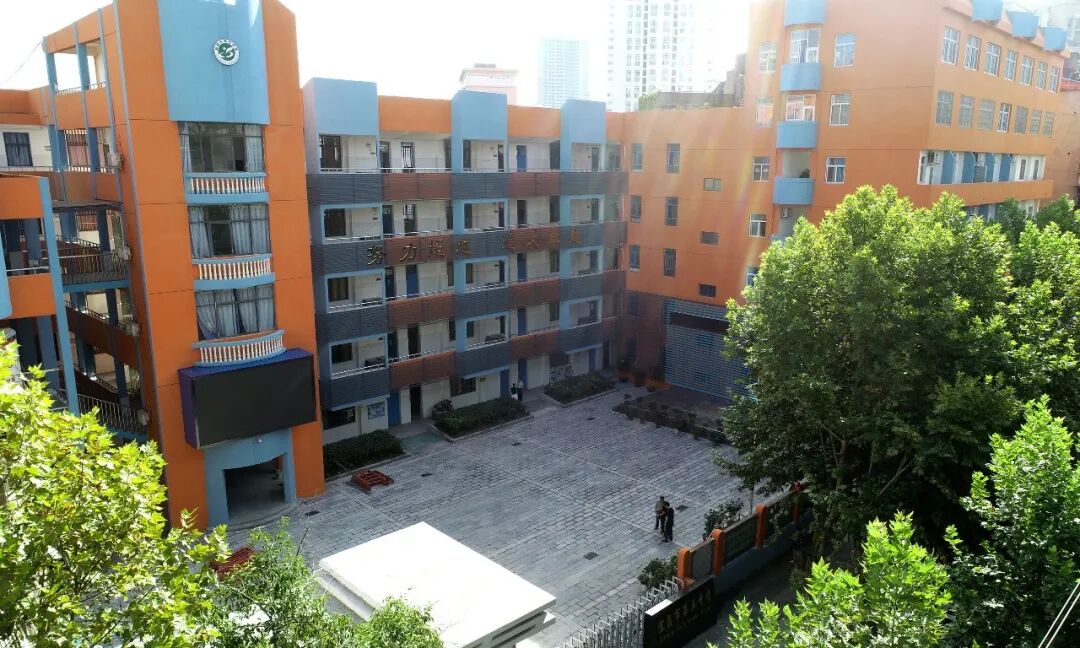 宜昌市第五中学创办于一九五二年十月十五日,位于历史文化名街红星路