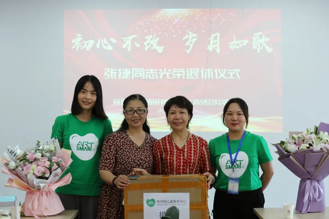 斯玛特儿童美术中心陈老师发表了感言并现场给张捷助学团队捐赠了物资