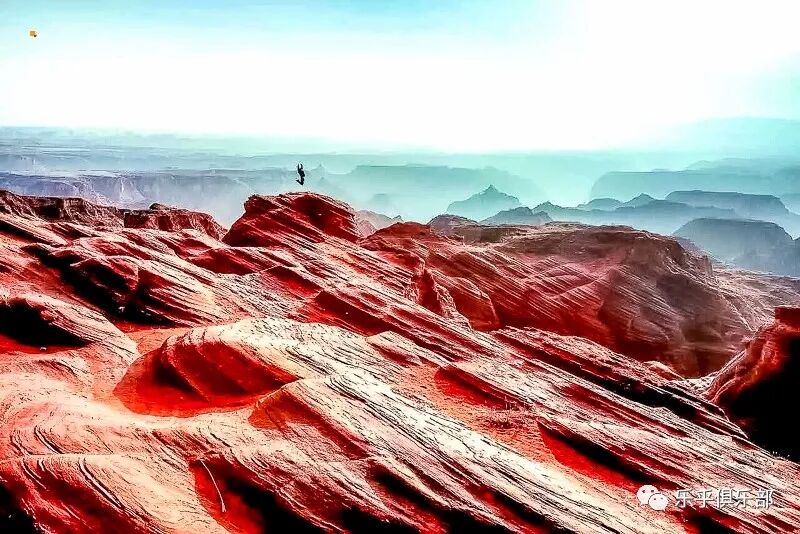 沿着红石头的踪迹一直走,眼前豁然开阔,一条貌似峡谷的河沟横在前面.