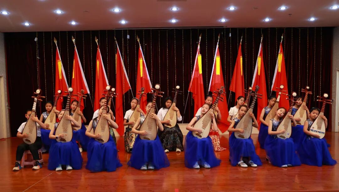 自治区与首府文艺工作者走进儿童福利院开展文艺志愿服务演出 第2张