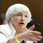 美国债务违约之际，中国增持205亿美债，拜登转头对台提供5亿军援