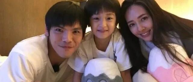 头胎没生儿子，郭碧婷的地位不稳？看向太和向佐的态度就知道了