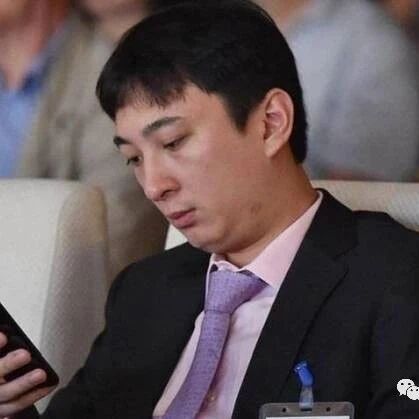 王思聪现身杭州知名酒吧，左拥右抱带着两位美女蹦迪