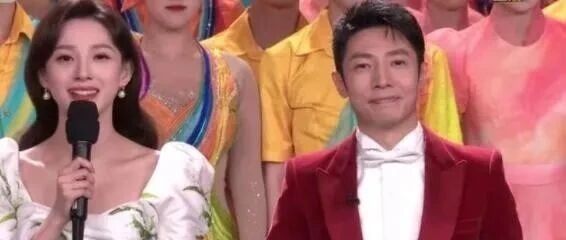 央视虎年春晚主持人抢戏！撒贝宁嘴瓢，马凡舒惊艳亮相