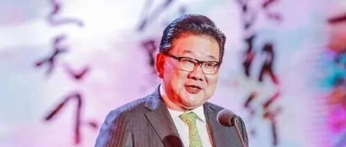 曹可凡年纪大了，主持不在状态！东方卫视还是扶路易上位吧